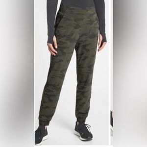 ATHLETA Brooklyn Camo Textured Lined Jogger Olive Camo Zip Pockets Travel 8